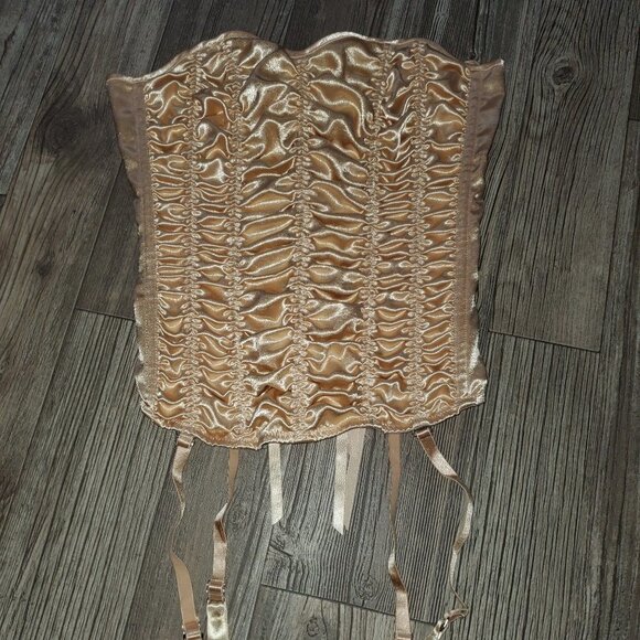 Slimming Corset in Nude 🐵 🙈 🙉 🙊 EUC - Picture 2 of 11